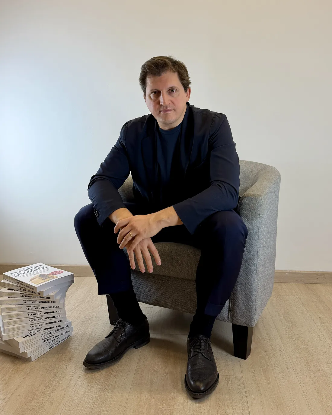 Pier Paolo Ranieri, seduto accanto alle copie del suo libro